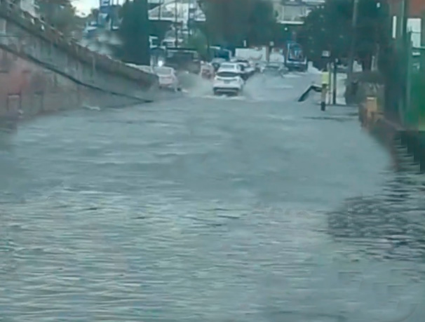 Se desborda río en la Joaquín Colombres tras lluvia de esta tarde en Puebla