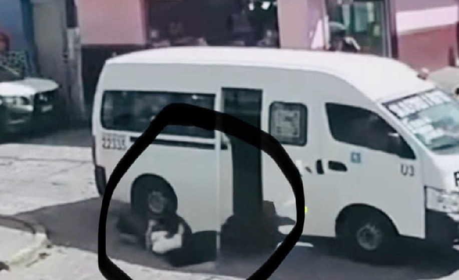 Mujer sufre accidente al descender de transporte público en Atlixco