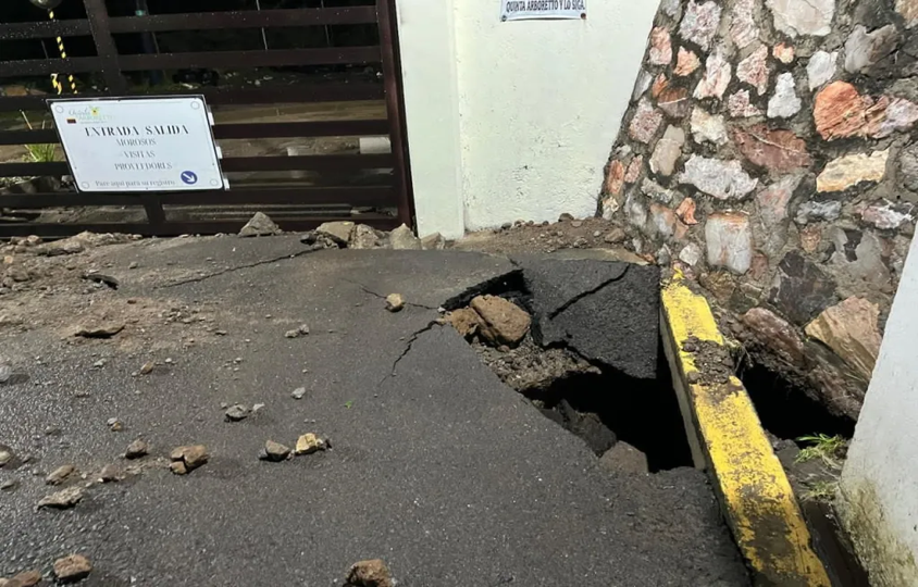 Lluvias dejan hundimiento en Quinta Arboretto, en Cuautlancingo