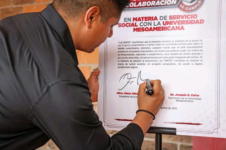 Firma Omar Muñoz convenio con la Universidad Mesoamericana de Puebla 