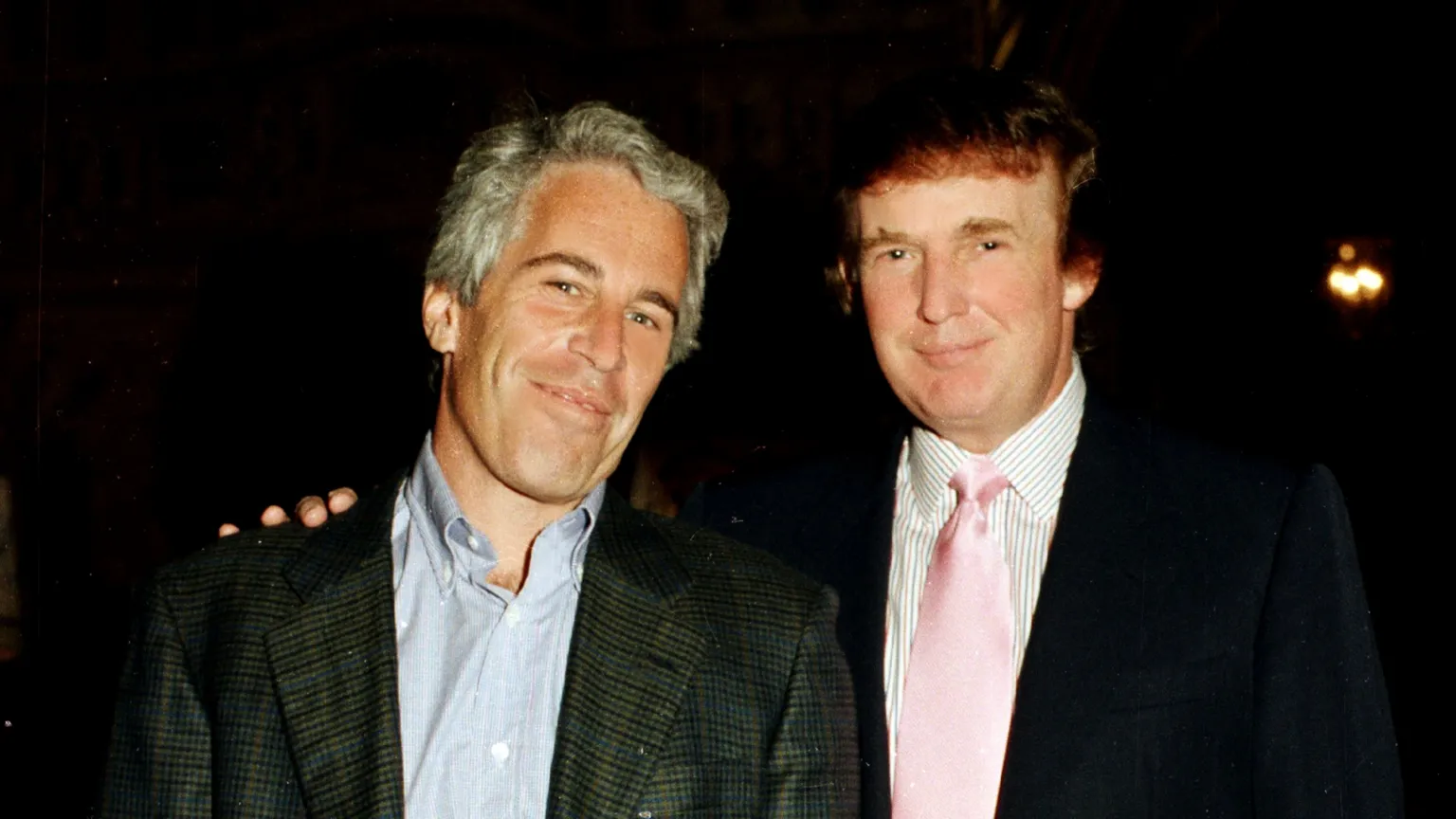 Trump rechaza carta con dibujo de mujer desnuda atribuida a él y enviada a Epstein