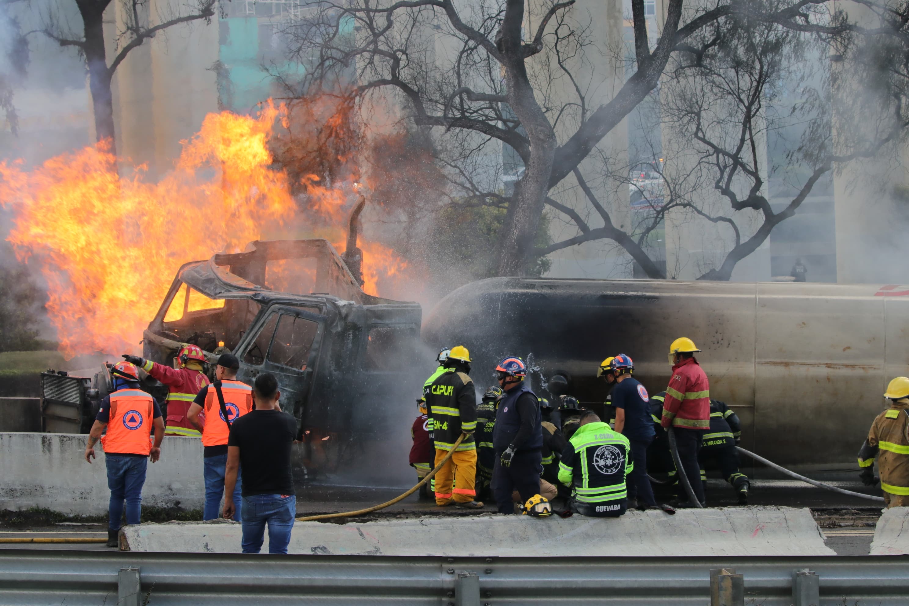 Armenta analiza ajustes a la normativa para la circulación de transporte con combustible