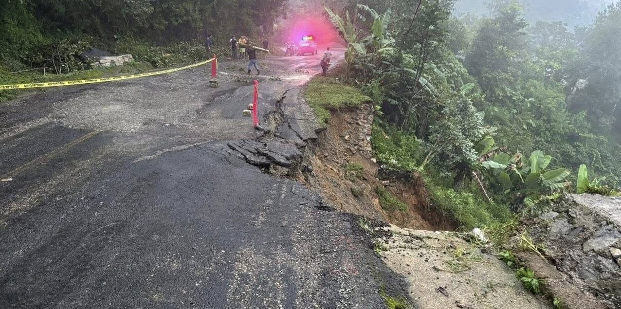 Derrumbe por lluvias afectan tramo carretero en Eloxochitlán