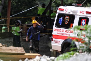 Rescatan con vida a 23 mineros atrapados en una mina de oro en Colombia