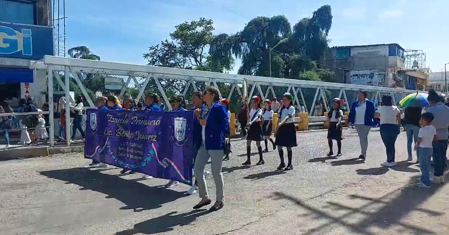 Más de 20 mil estudiantes en el sur de Puebla participan en desfiles de la Independencia