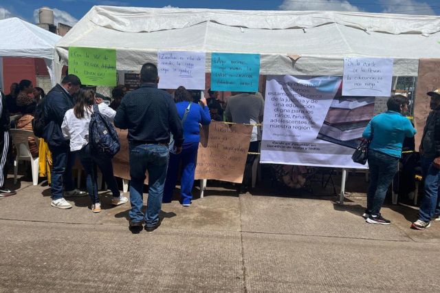 Docentes toman CORDE Zacatlán y rechazan traslado a Huauchinango; exigen garantías