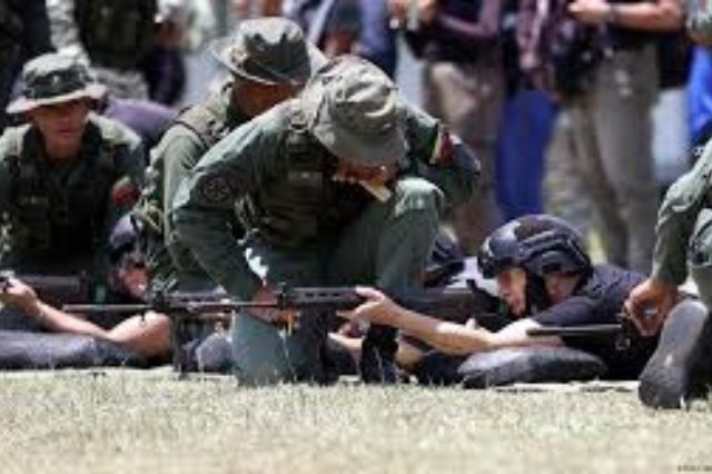 Venezuela entrena a civiles ante amenazas de Trump y despliegue militar