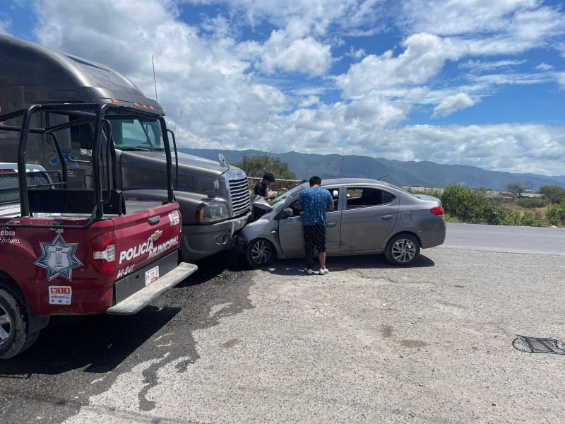 Estudiantes de la BUAP se impactan contra tráiler estacionado en Tehuacán