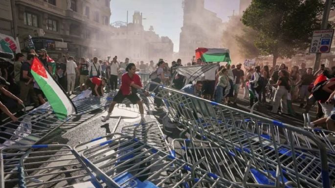 Manifestantes propalestinos interrumpen la última etapa de la Vuelta ciclista  a España