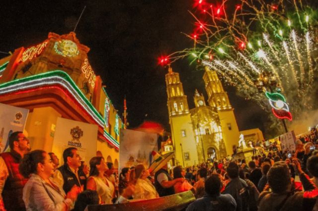 Polémica en Chiapas: bailarina exótica usa bandera de México en baile del Grito