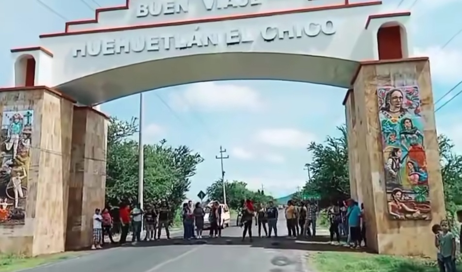 Padres de familia de secundaria en Huehuetlán el Chico cierran carretera