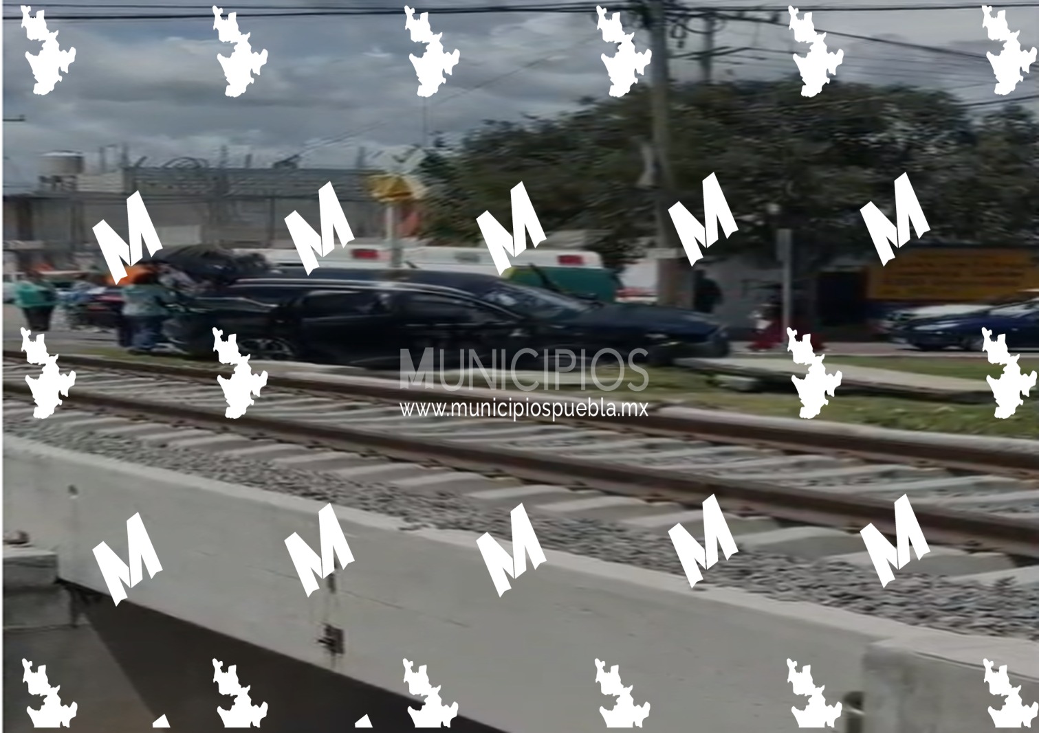 Síndico de Ixtenco intenta ganarle al tren y termina embestido en su camioneta