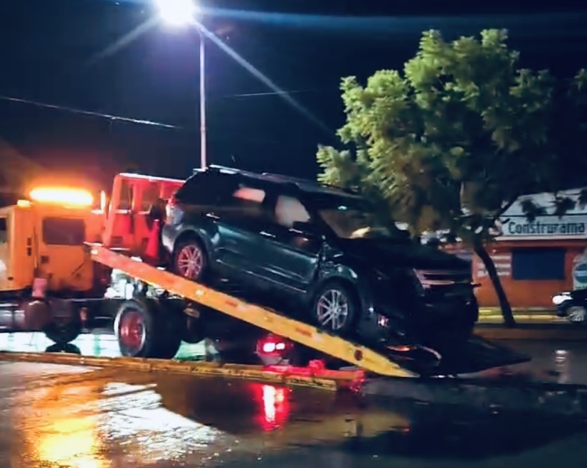 Camioneta de lujo choca contra muro de contención del bulevar Moreno Valle en Atlixco