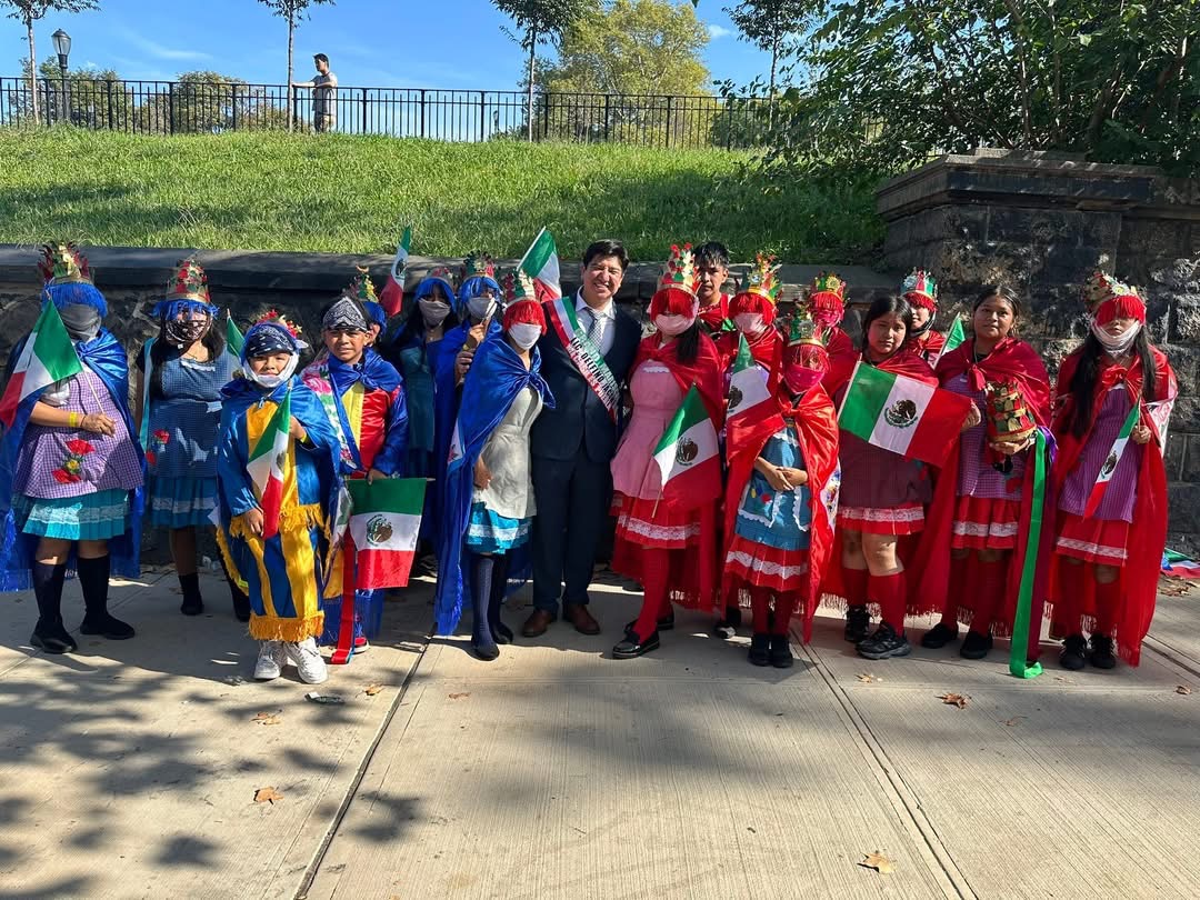Atlixquense ondea la bandera en Nueva York durante festejos patrios