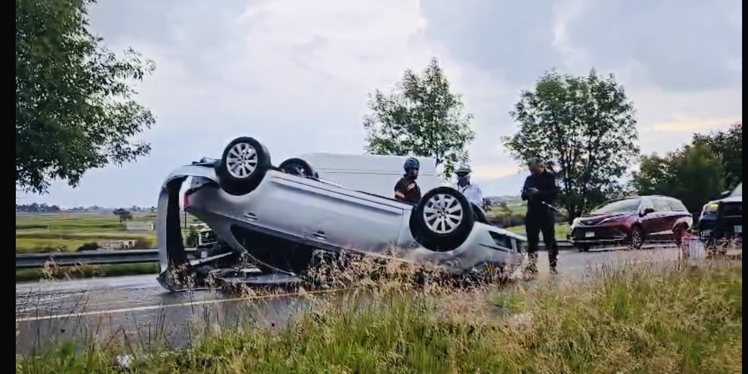 Conductor se vuelca en la Atlixcáyotl y deja abandonado el vehículo