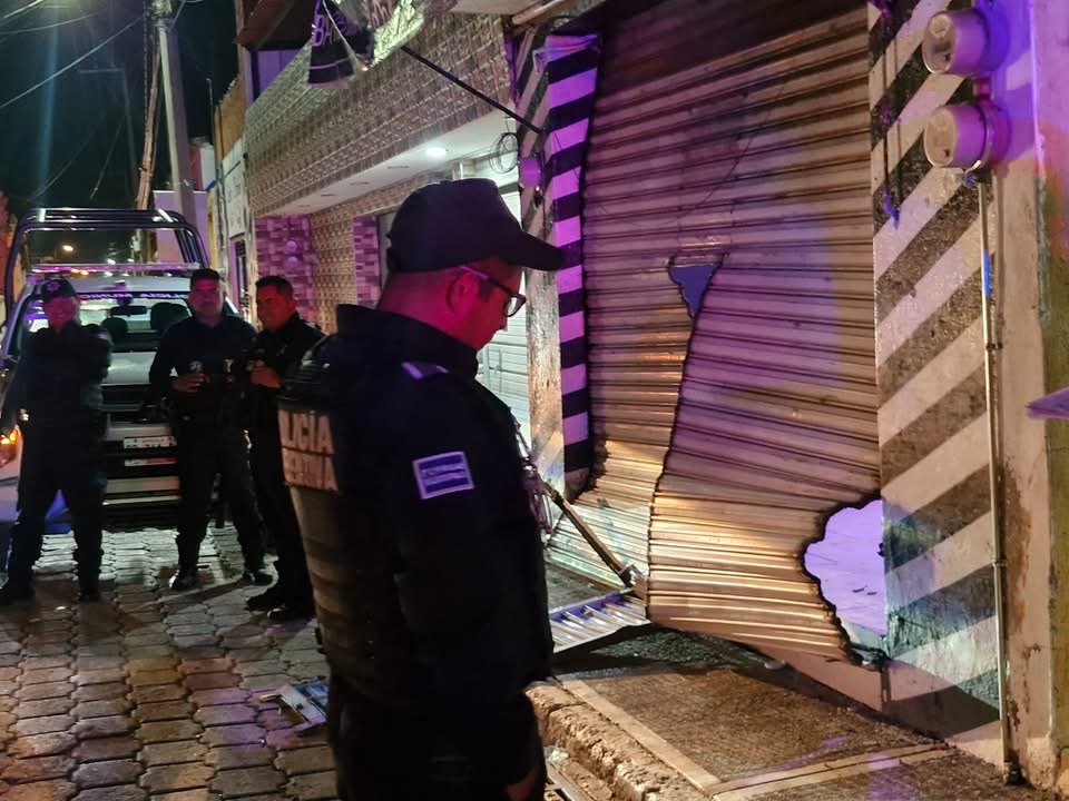 Peluquero enloquece y destruye su propia barbería en Atlixco