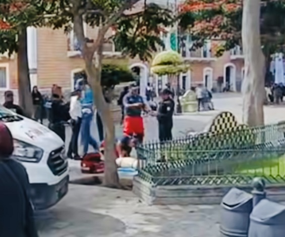 Mujer sufre crisis epiléptica en pleno zócalo de Atlixco