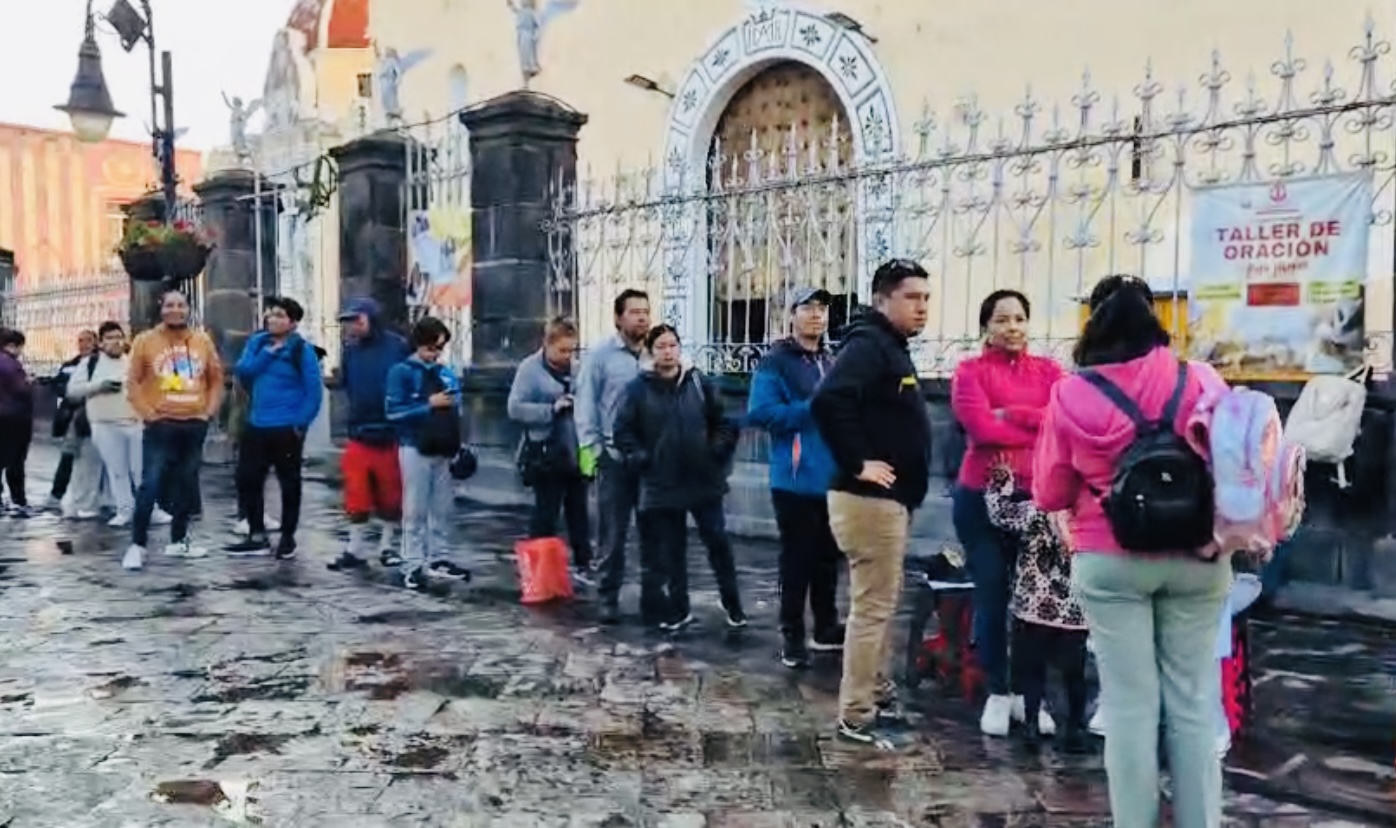 Madrugan atlixquenses para obtener boletos del Atlixcáyotl