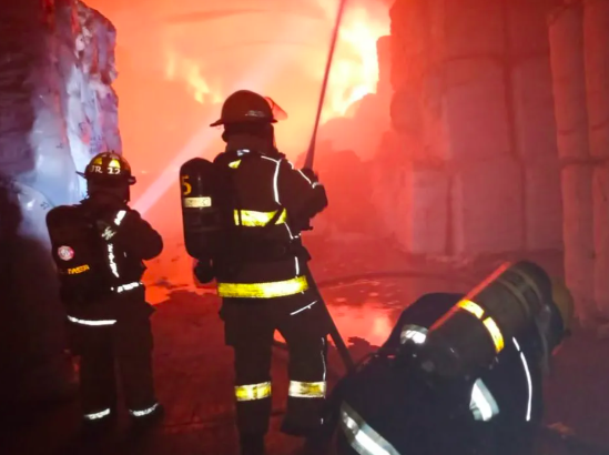 Incendio consume bodega en Parque Industrial La Resurrección