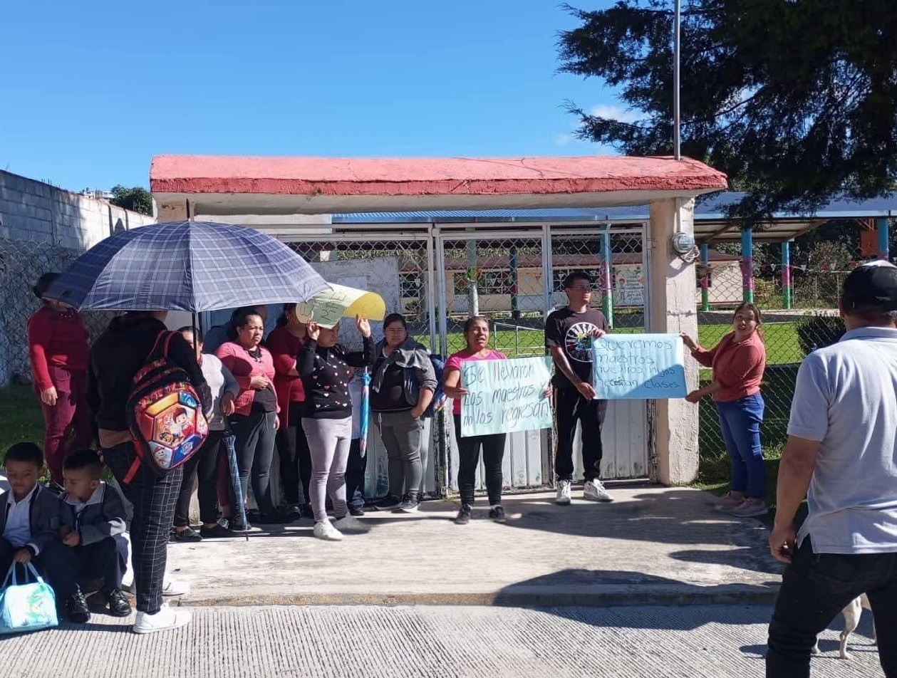 Padres de familia exigen maestros para Chichiquila y Quimixtlán