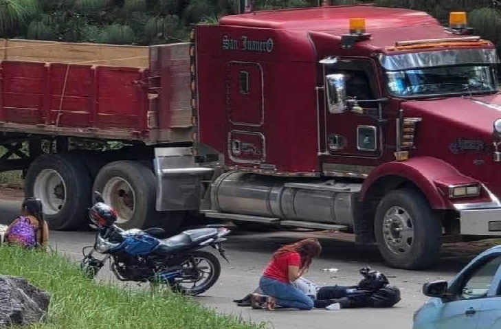 Estudiante se accidenta en su motocicleta sobre el libramiento de Zacatlán 