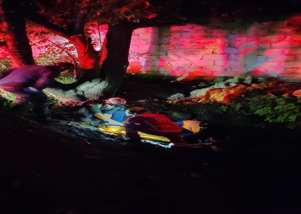 Rescatan a mujer que cayó a una barranca en la colonia Loma Bonita