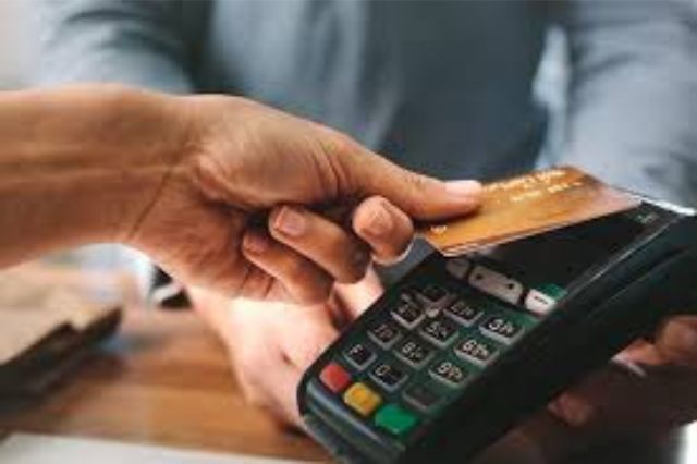 Millennials y Gen Z acumulan tarjetas, pero con bajo historial crediticio