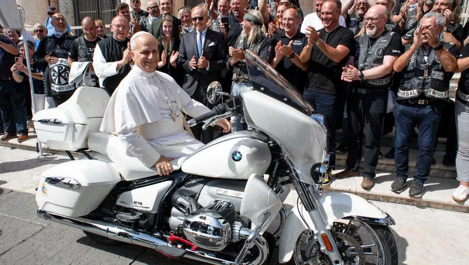 Papa León XIV recibe moto BMW y la firma para subasta benéfica