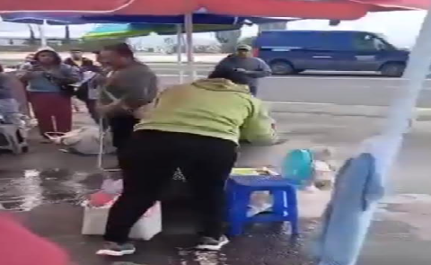 Mujer le tira su comida y agrede a Coapeñita sobre la vía pública en Tehuacán