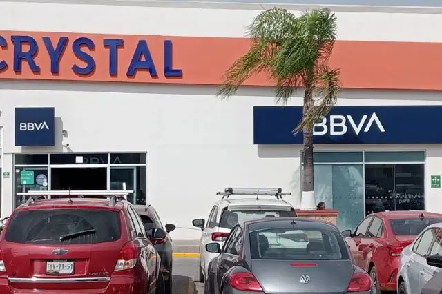 Asaltan a cuentahabiente dentro de banco en Plaza Crystal de Texmelucan