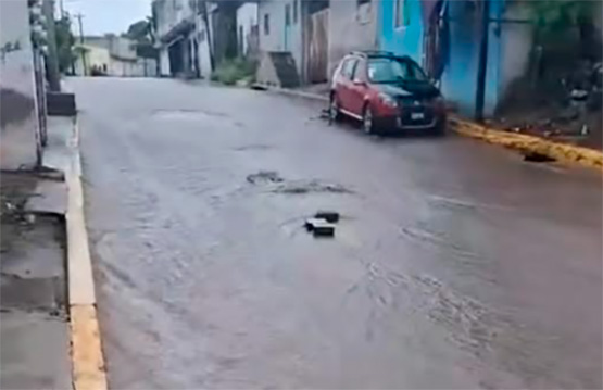 Se inundan calles en Tilapa