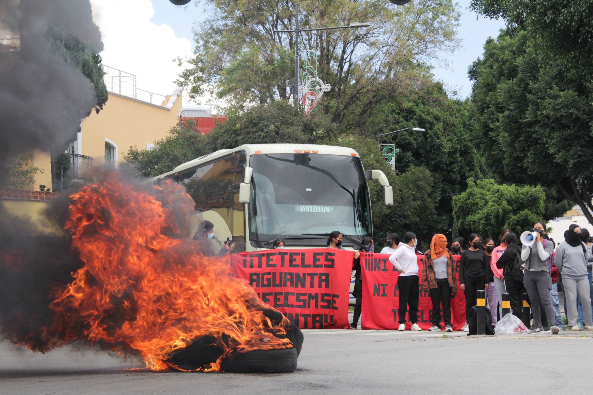 VIDEO Normalistas de Teteles cierran el bulevar 5 de Mayo en Puebla