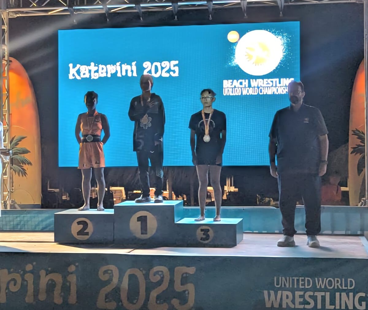 Karen Ríos pasa a la historia como primera medallista mundial de lucha de playa