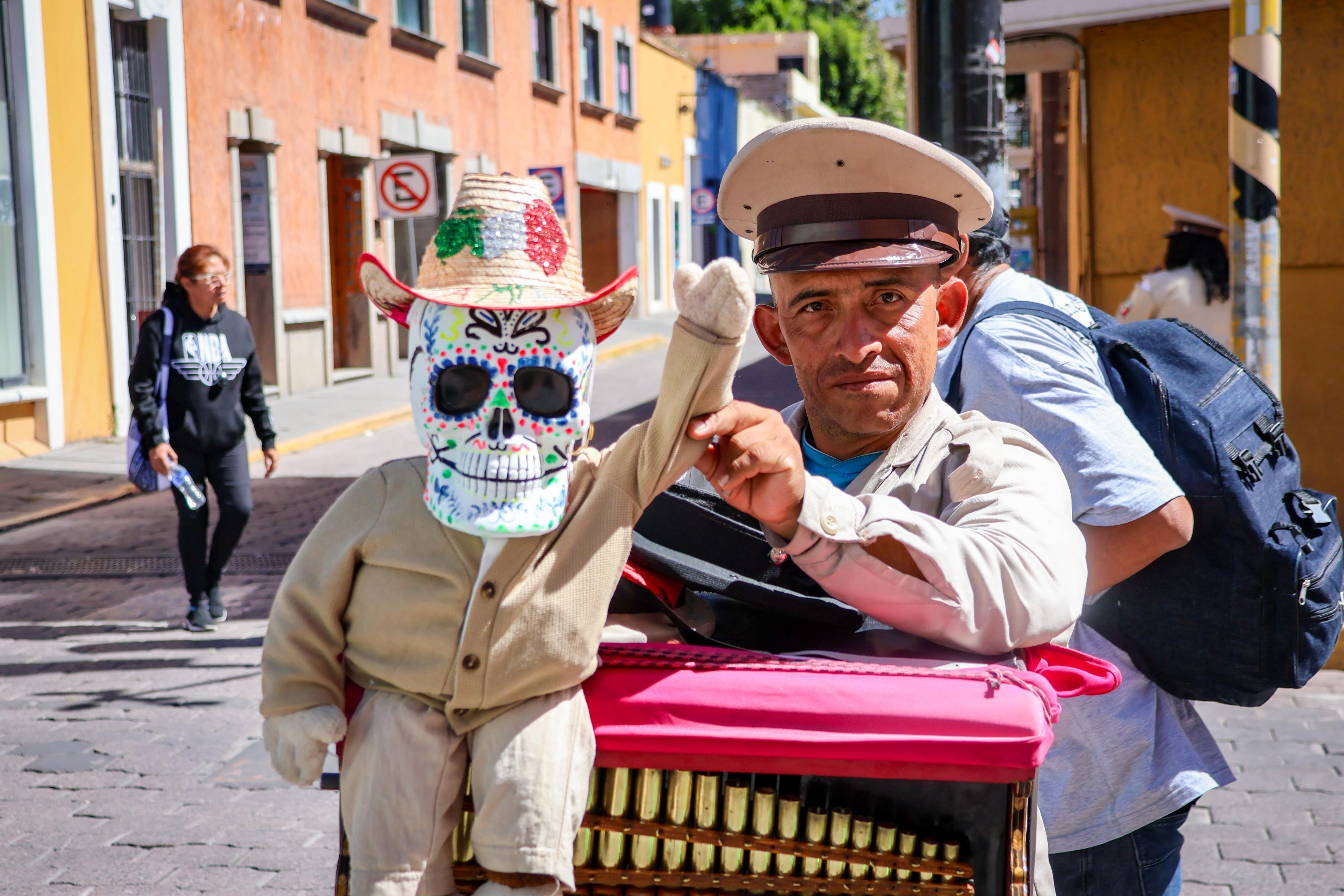 Organillero con su calavera saludan y ambientan las calles de Tlaxcala