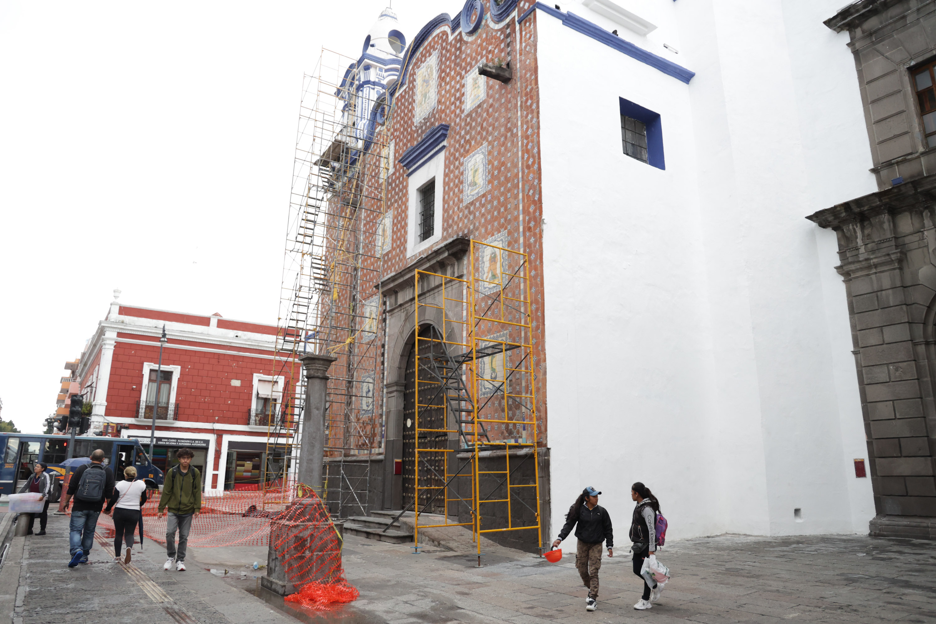 VIDEO Mantenimiento a fachada de la Parroquia de San Marcos Evangelista en Puebla