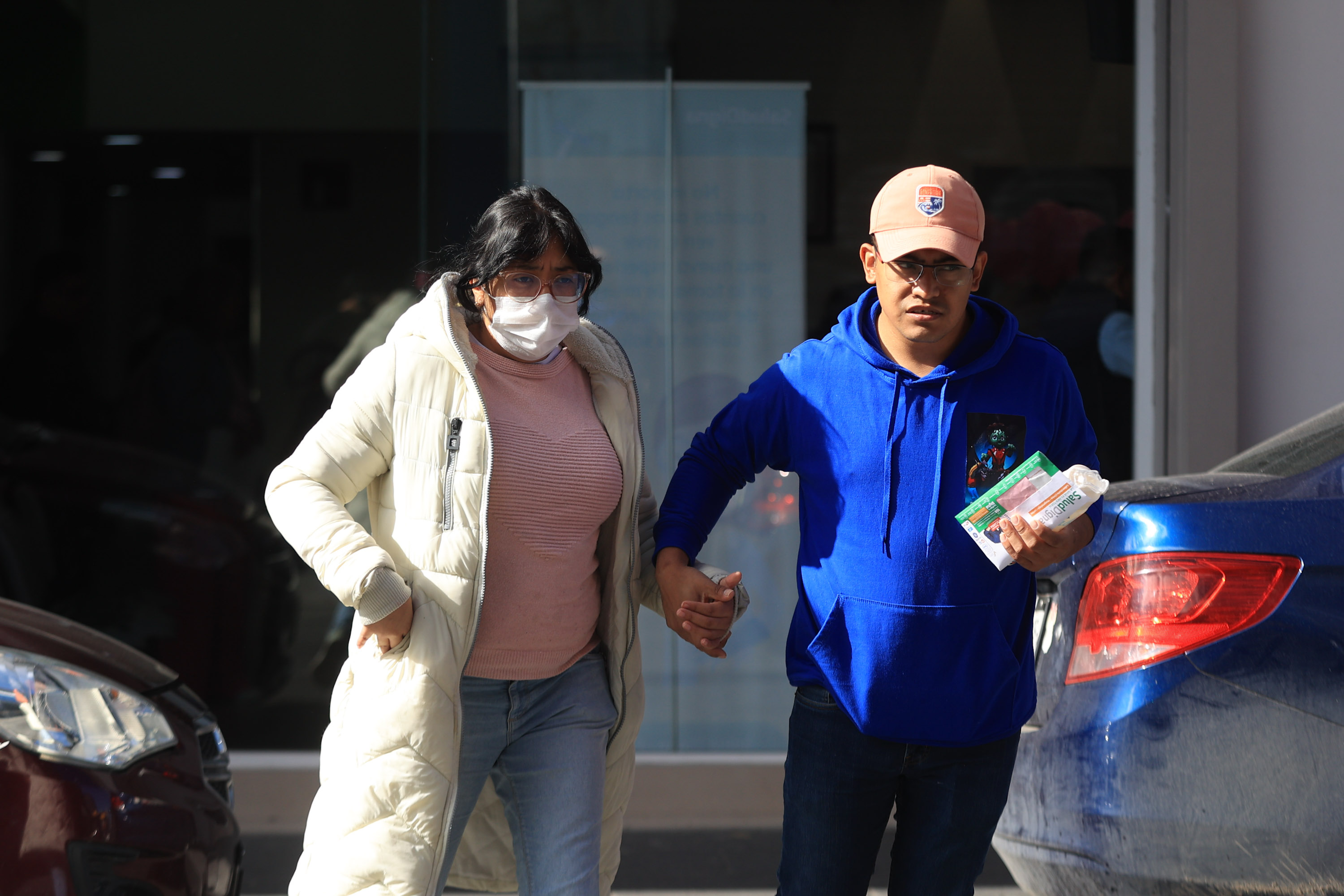 VIDEO Poblanos salen abrigados por las bajas temperaturas