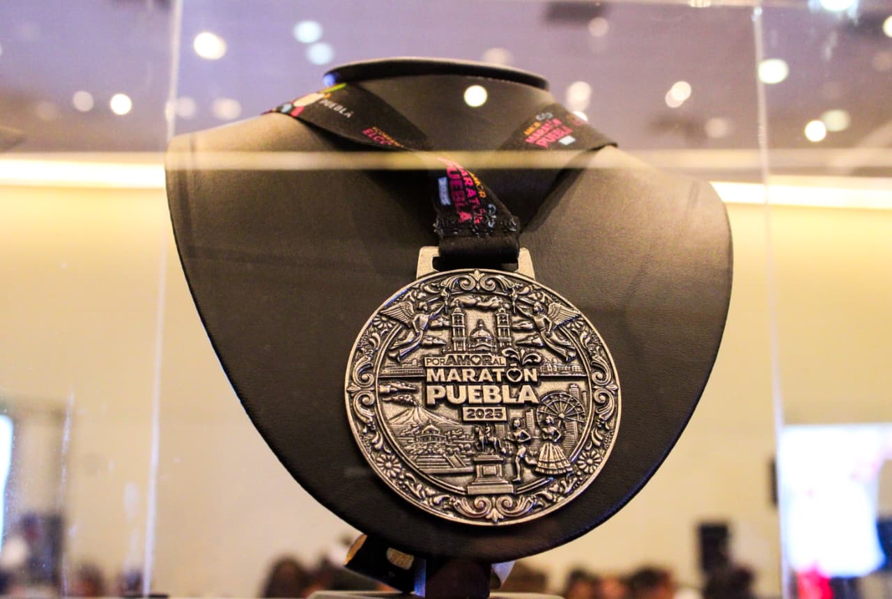 Presentan medallas y playeras del Maratón Puebla 2025