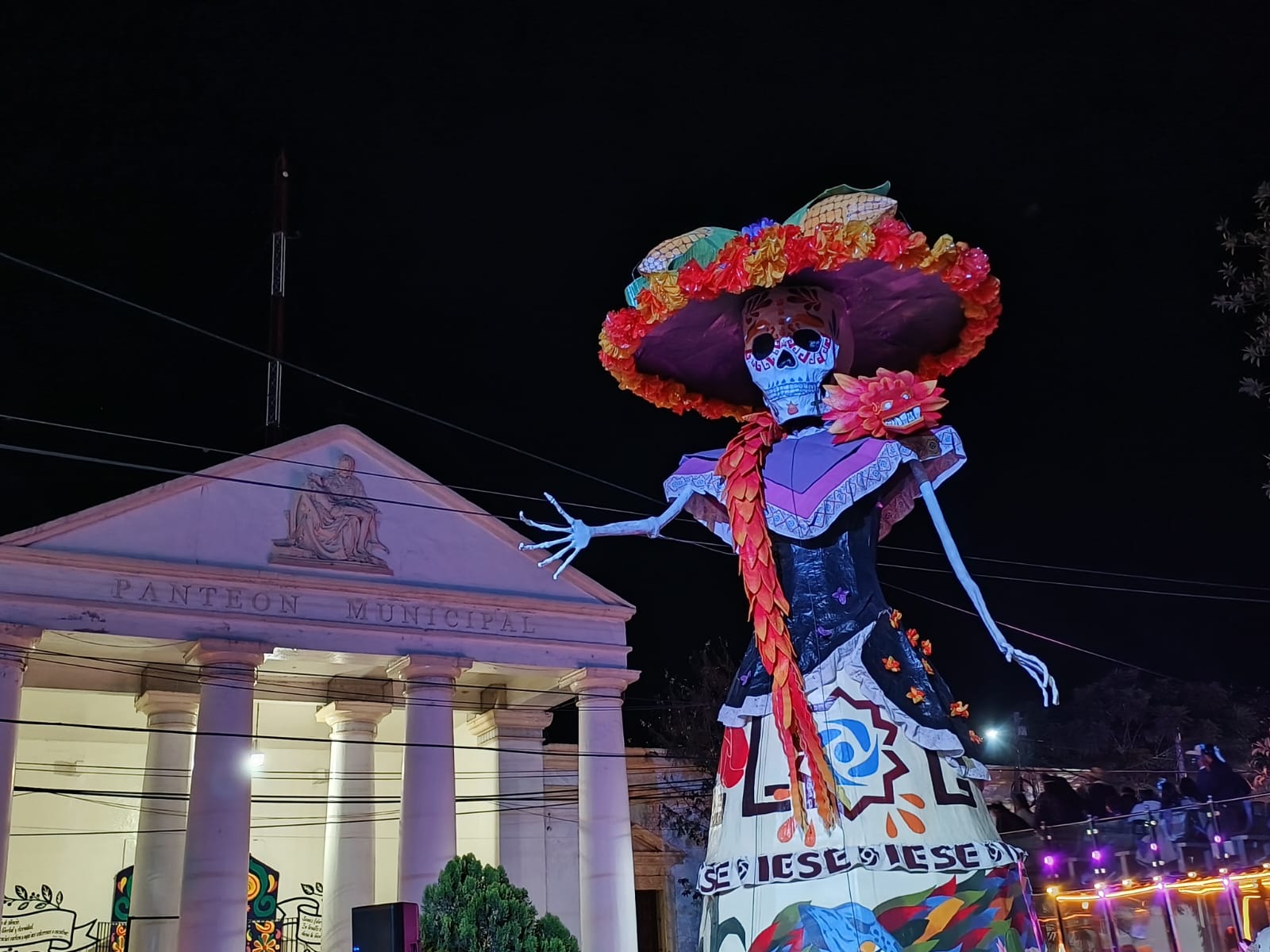 Inauguran Calzada de las Ánimas con seis catrinas monumentales en Tehuacán