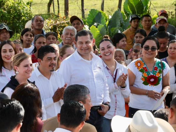 Con módulos de maquinaria se rehabilitan y construyen carreteras en Tenampulco