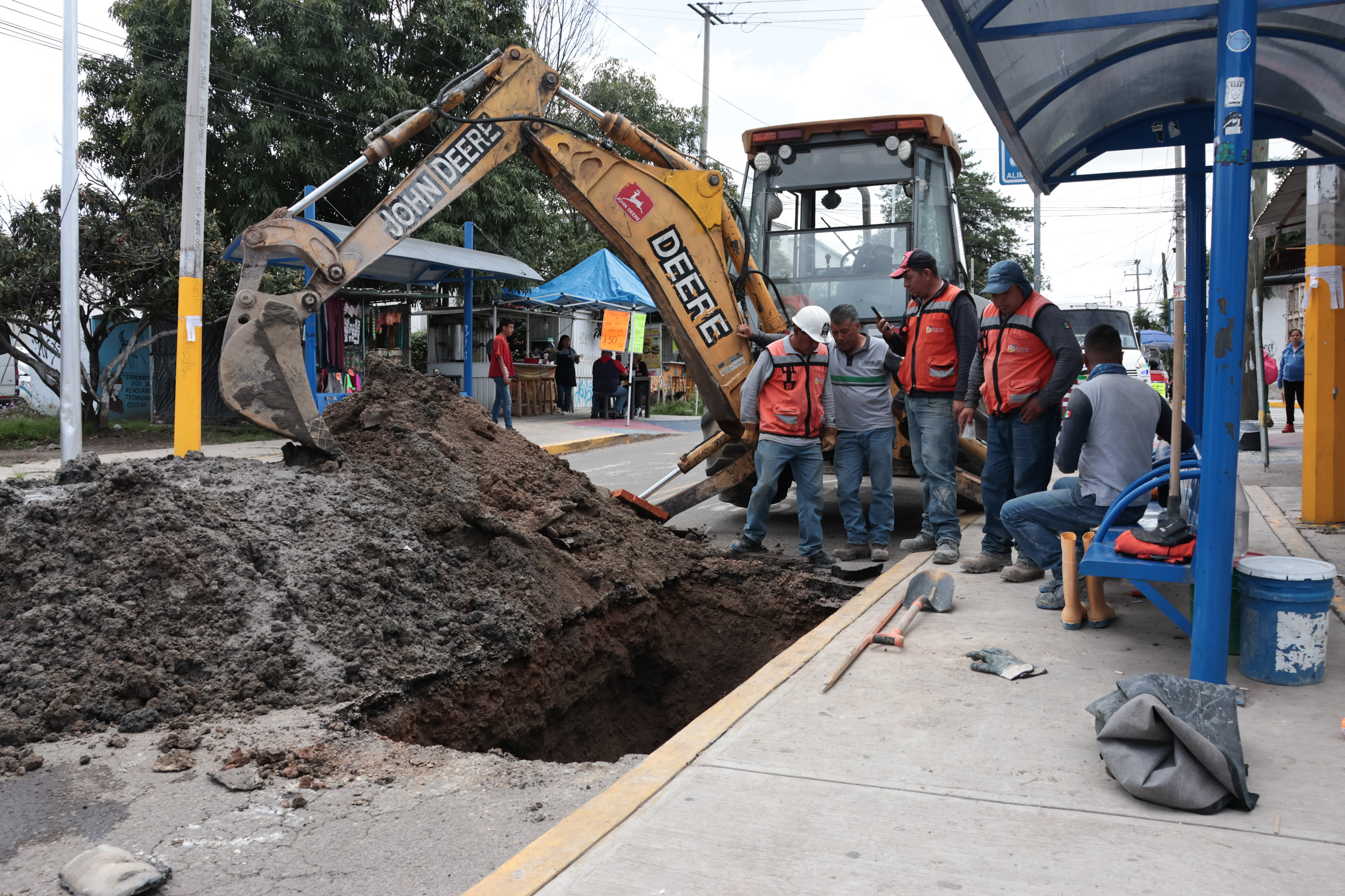 VIDEO SIRHS y Agua de Puebla atienden socavón en 3 Sur y 119 Poniente 