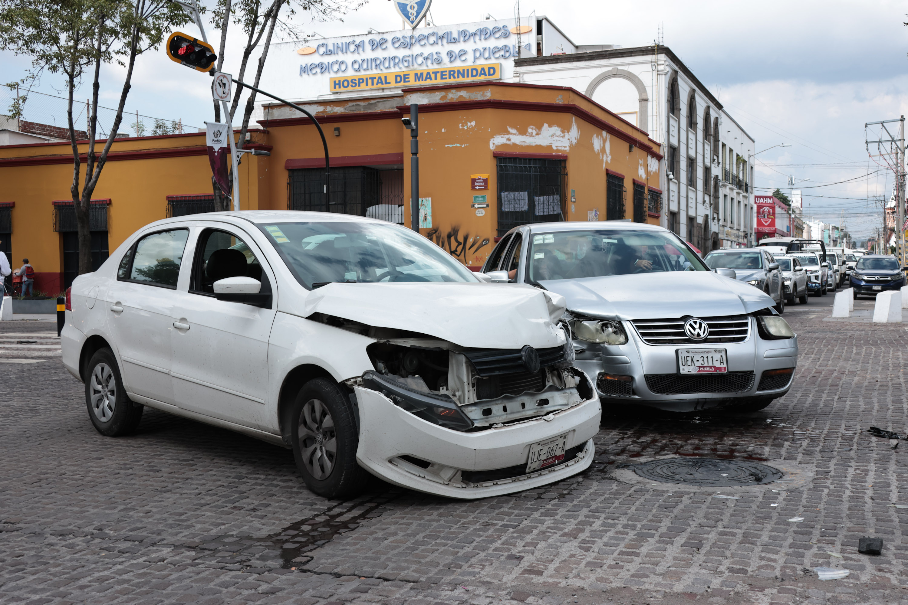 Fuerte choque de frente en la Avenida Juárez y la 15 Sur 