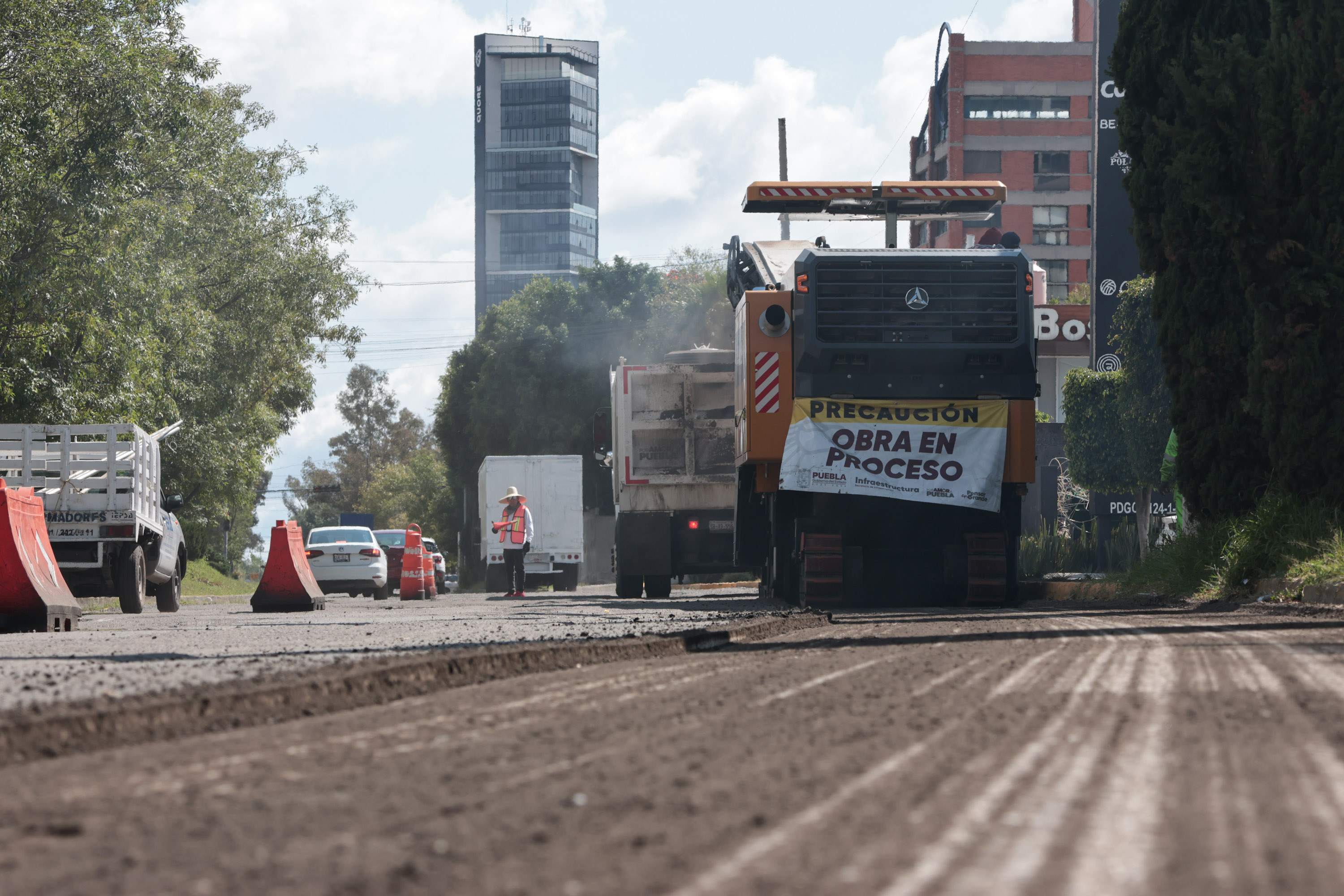 VIDEO Mantienen trabajos reencarpetamiento en Calzada Zavaleta en Puebla