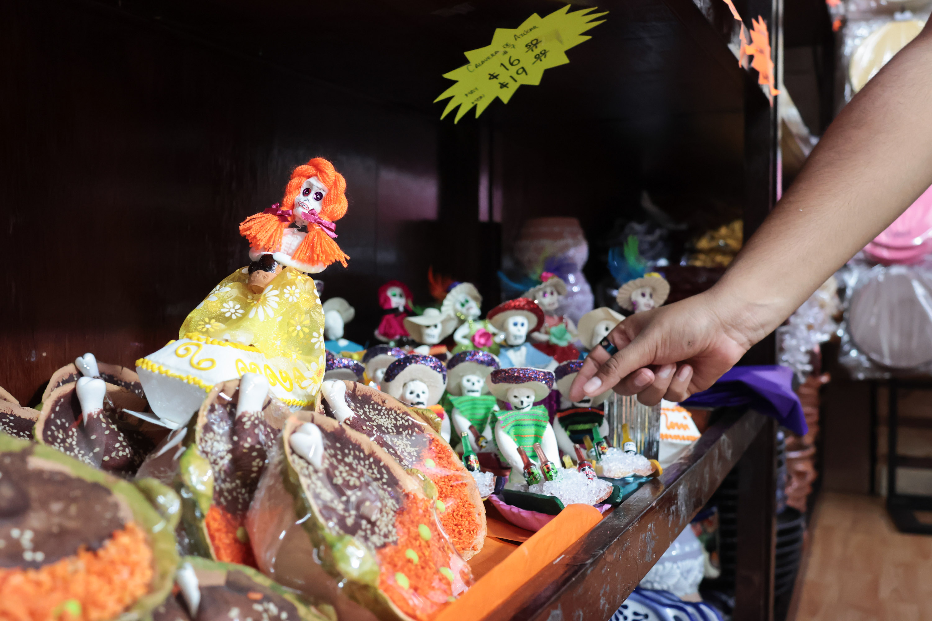 VIDEO Dulces del Día de Muertos pintan de colores la 6 Oriente de Puebla