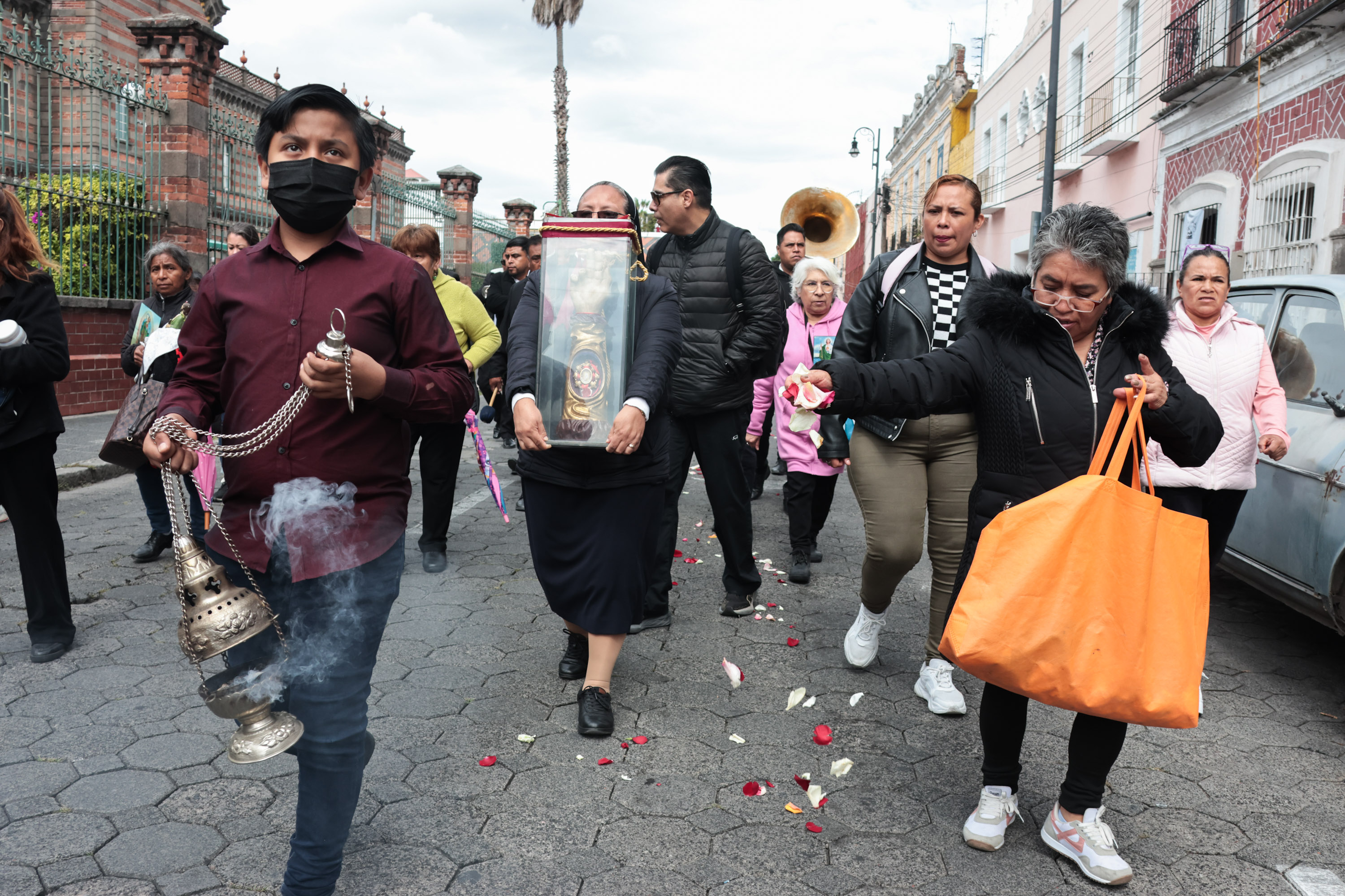 VIDEO La Reliquia de San Judas Tadeo recorre el Centro Histórico de Puebla