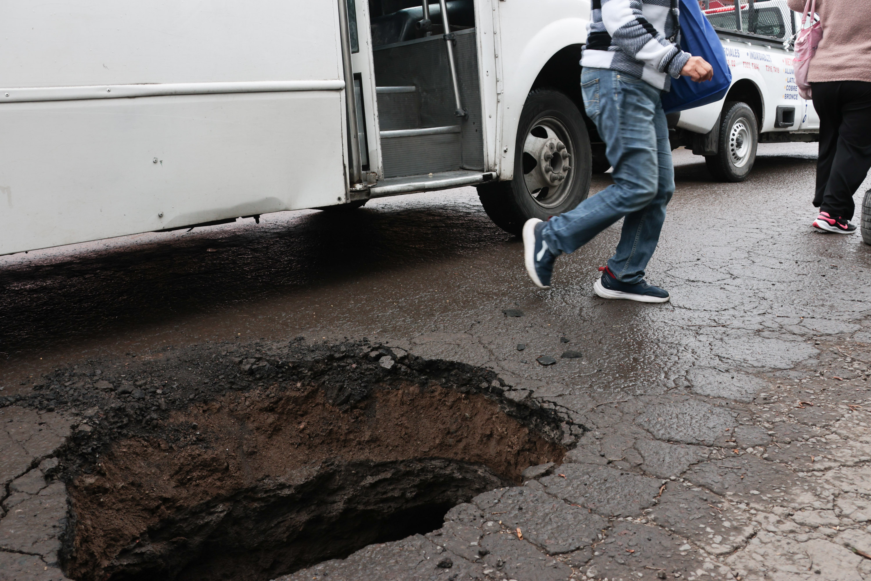 VIDEO Un peligro, se forma en Puebla otro socavón en la 30 Poniente