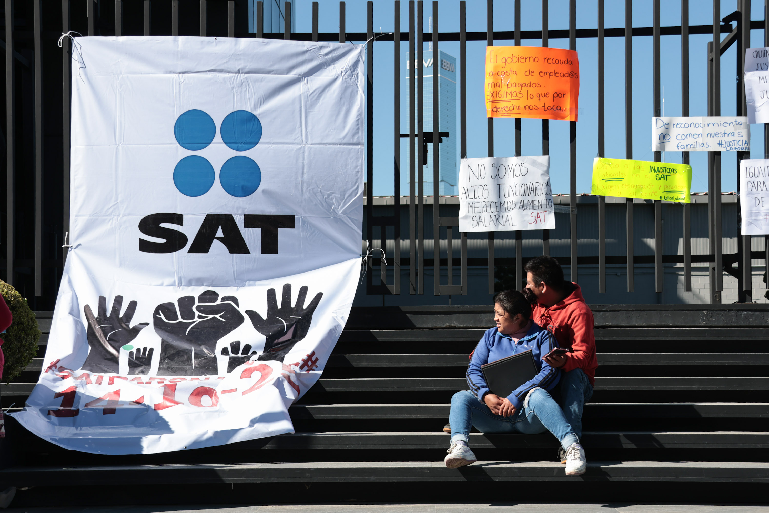 VIDEO Trabajadores del SAT en Puebla exhiben reclamos