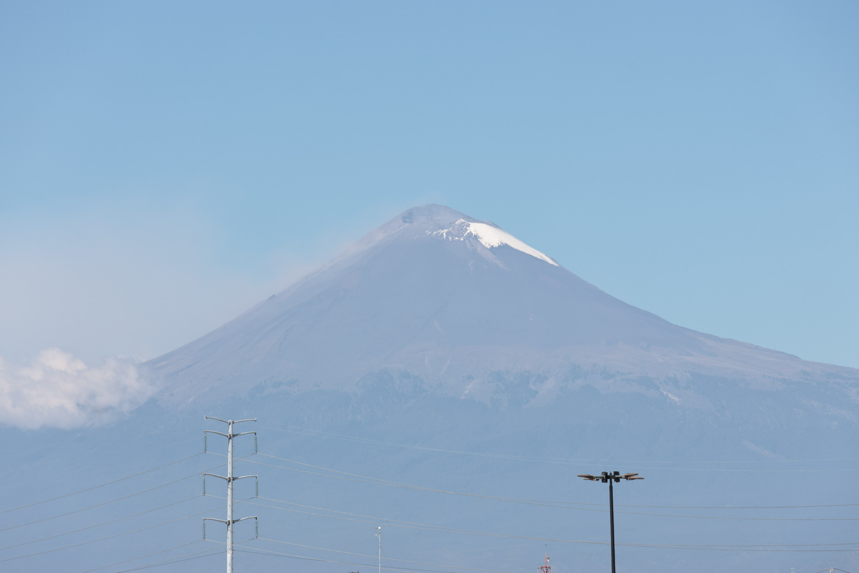 Nieve y cielo despejado acompañan al volcán Popocatépetl
