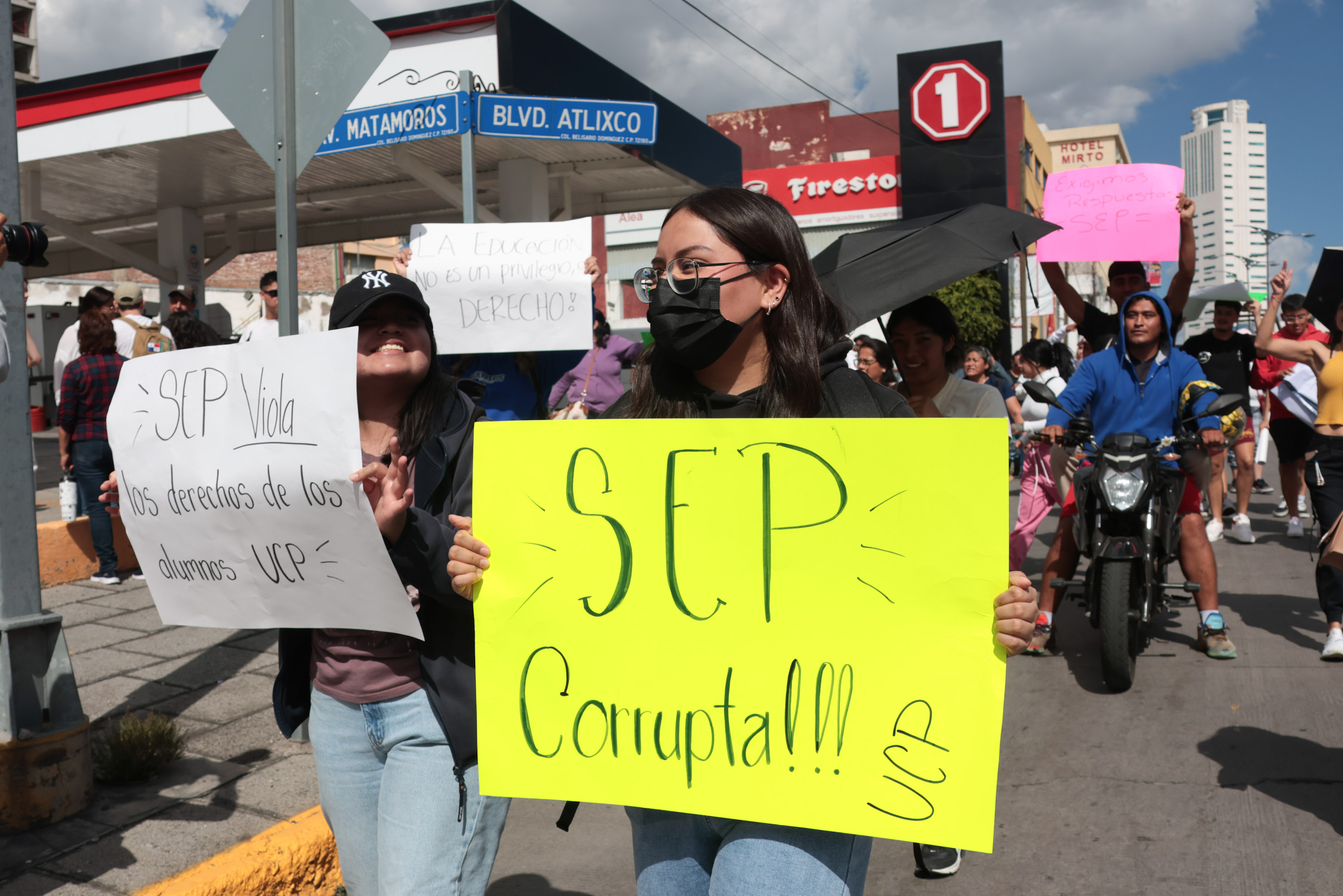 Se manifiestan estudiantes de la Universidad Cuauhtémoc Puebla