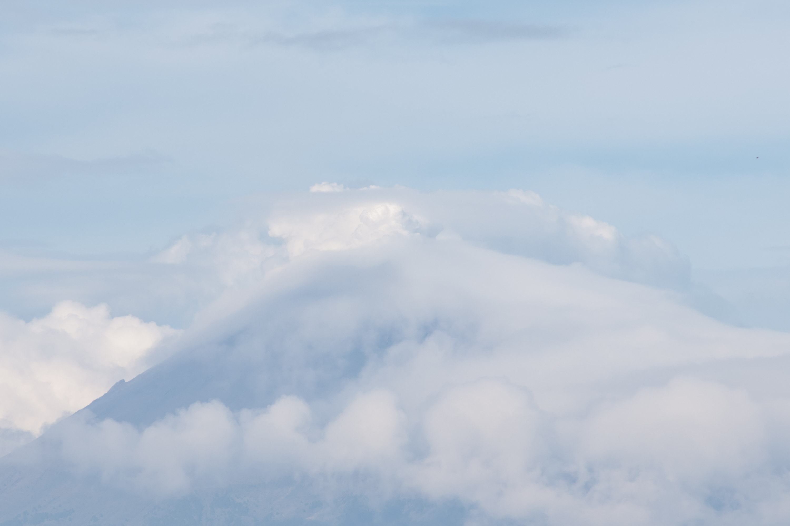 VIDEO Volcán Popocatépetl mantiene oculta su cima entre nubes