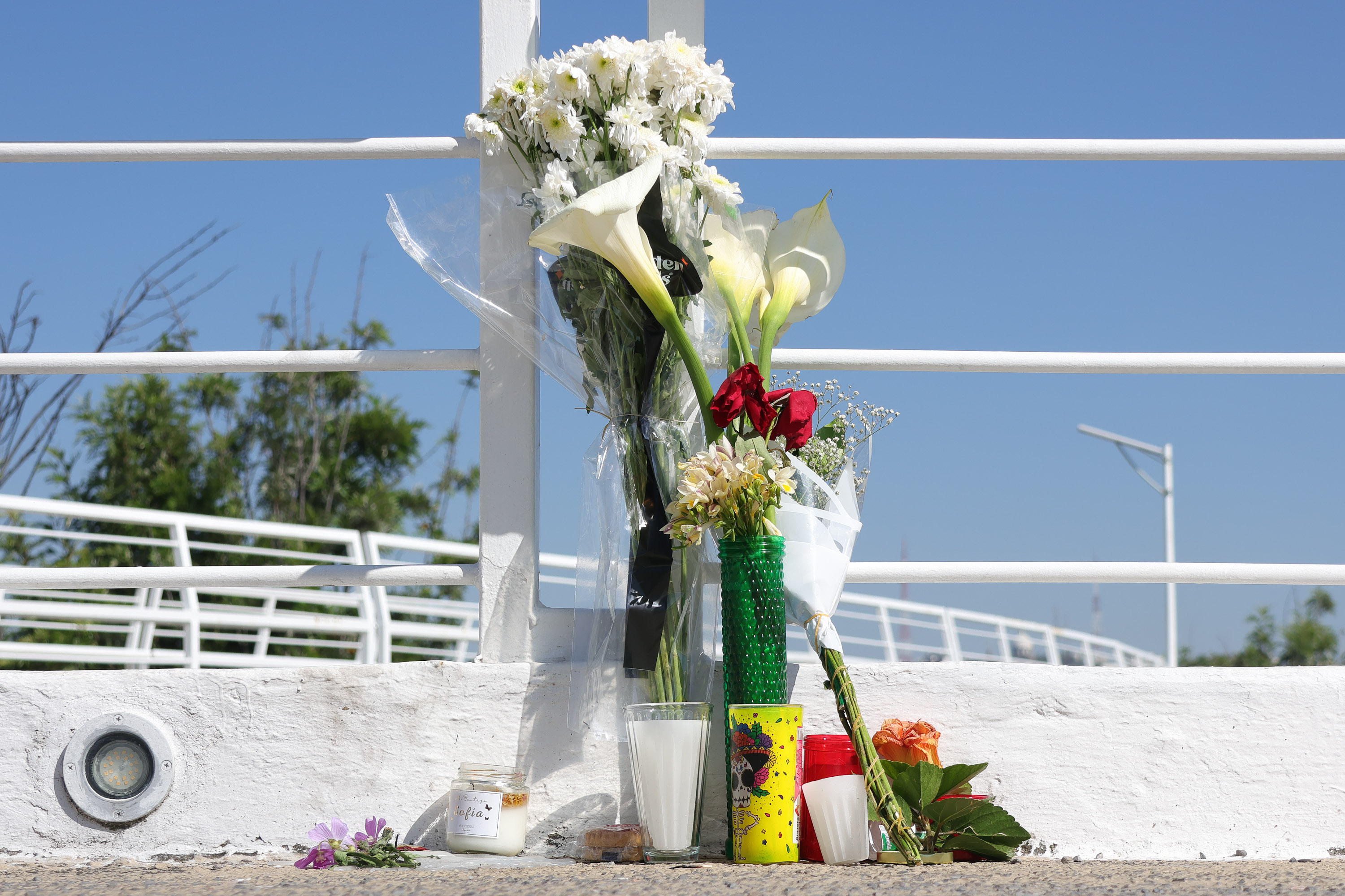 VIDEO Colocan flores para Yusveli en el puente de la Atlixcáyotl